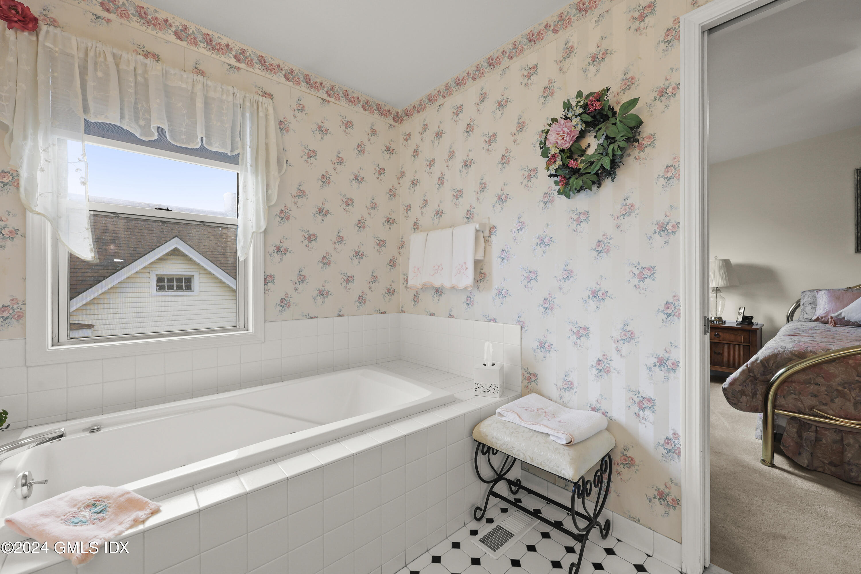 162 Colonial Road, Unit 12 Stamford, CT 06906 - Photo 26 of 38 a bathroom with a bathtub sink and toilet