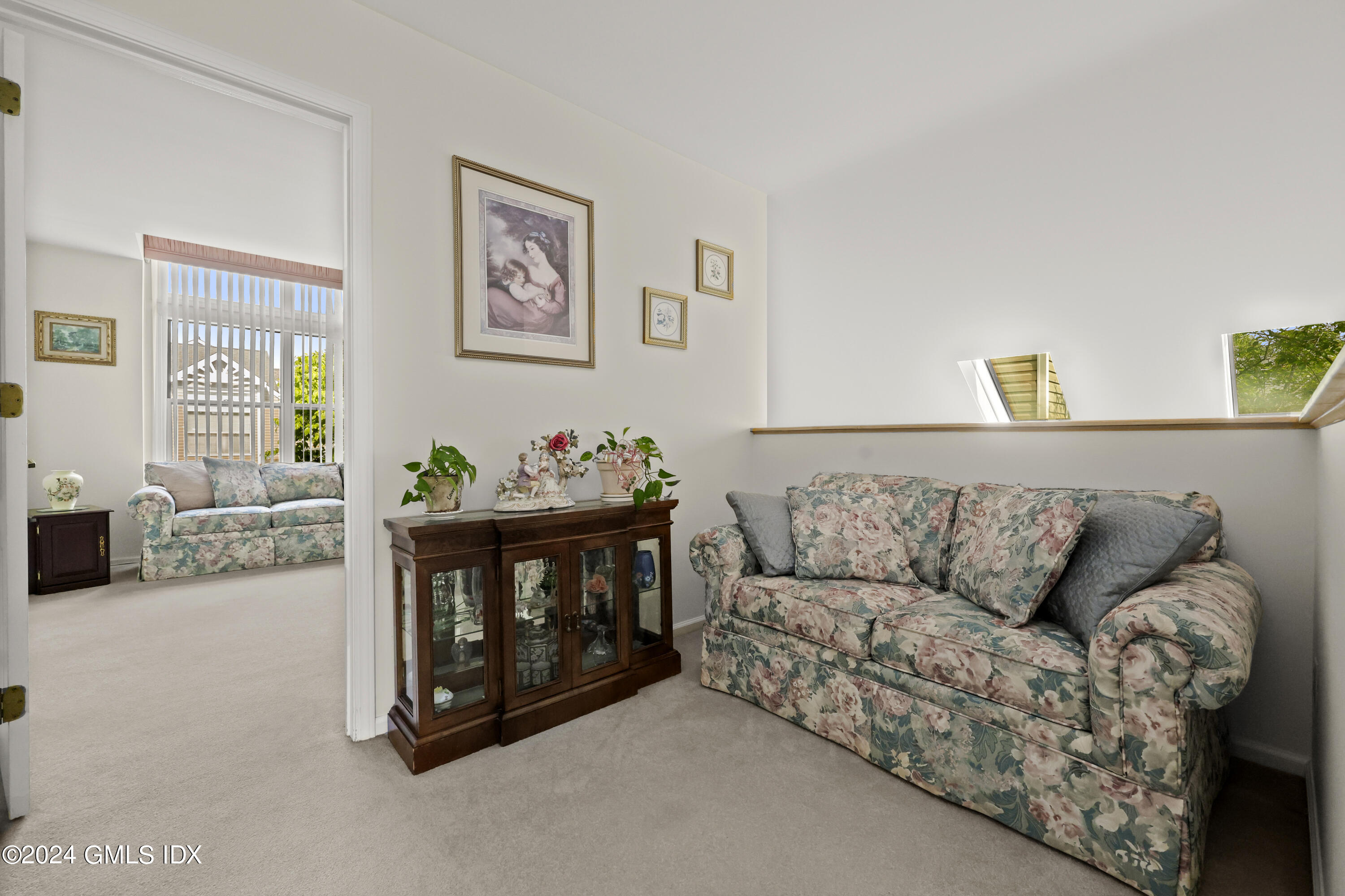 162 Colonial Road, Unit 12 Stamford, CT 06906 - Photo 28 of 38 a living room with furniture and flowers