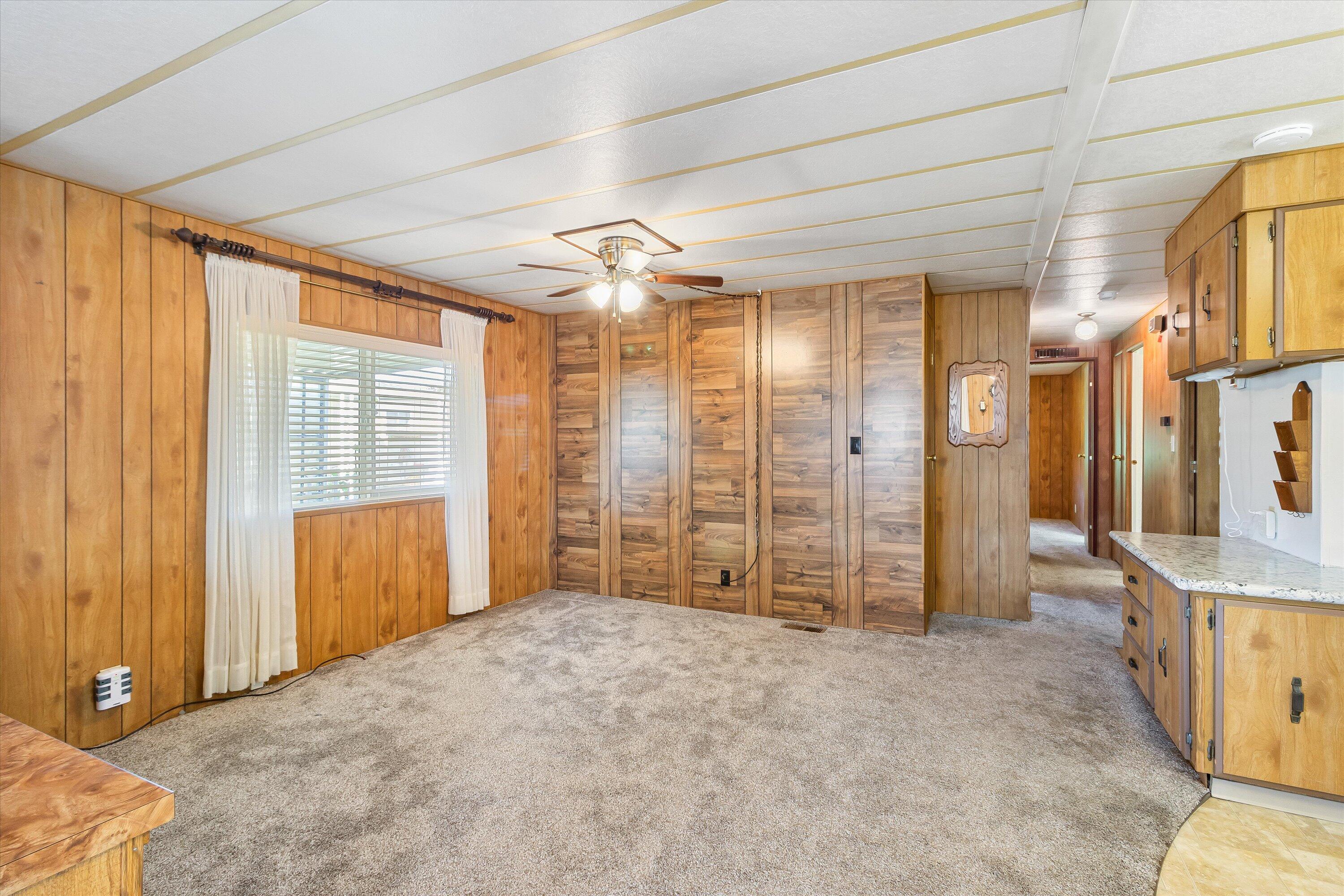 301 Freeman Road, Unit 23 Central Point, OR 97502 - Photo 8 of 32 Living Room