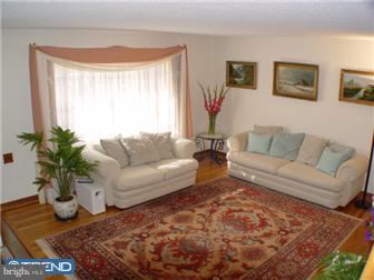 12724 Kenny Road Philadelphia, PA 19154 - Photo 3 of 12 Living Room
