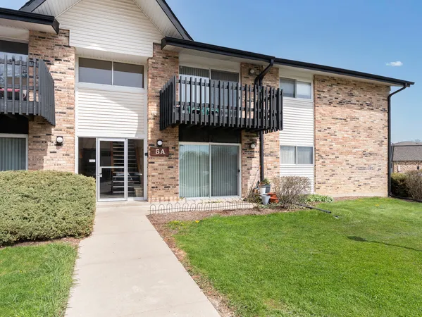 $198,000 | 5 A Kingery Quarter, Unit 102, Willowbrook, IL 60527