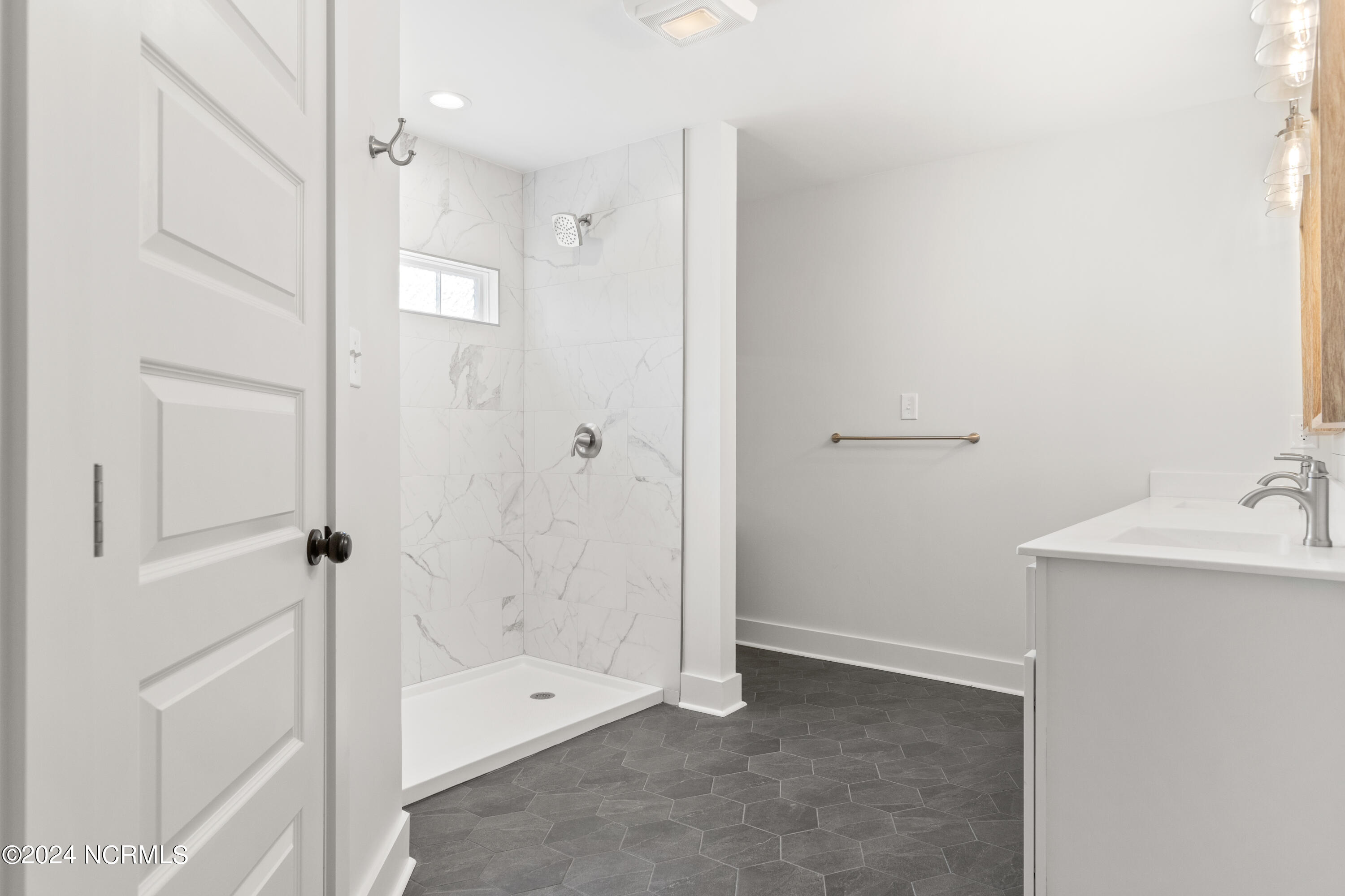 233 Beaufort Road Pollocksville, NC 28573 - Photo 18 of 40 Primary Bathroom