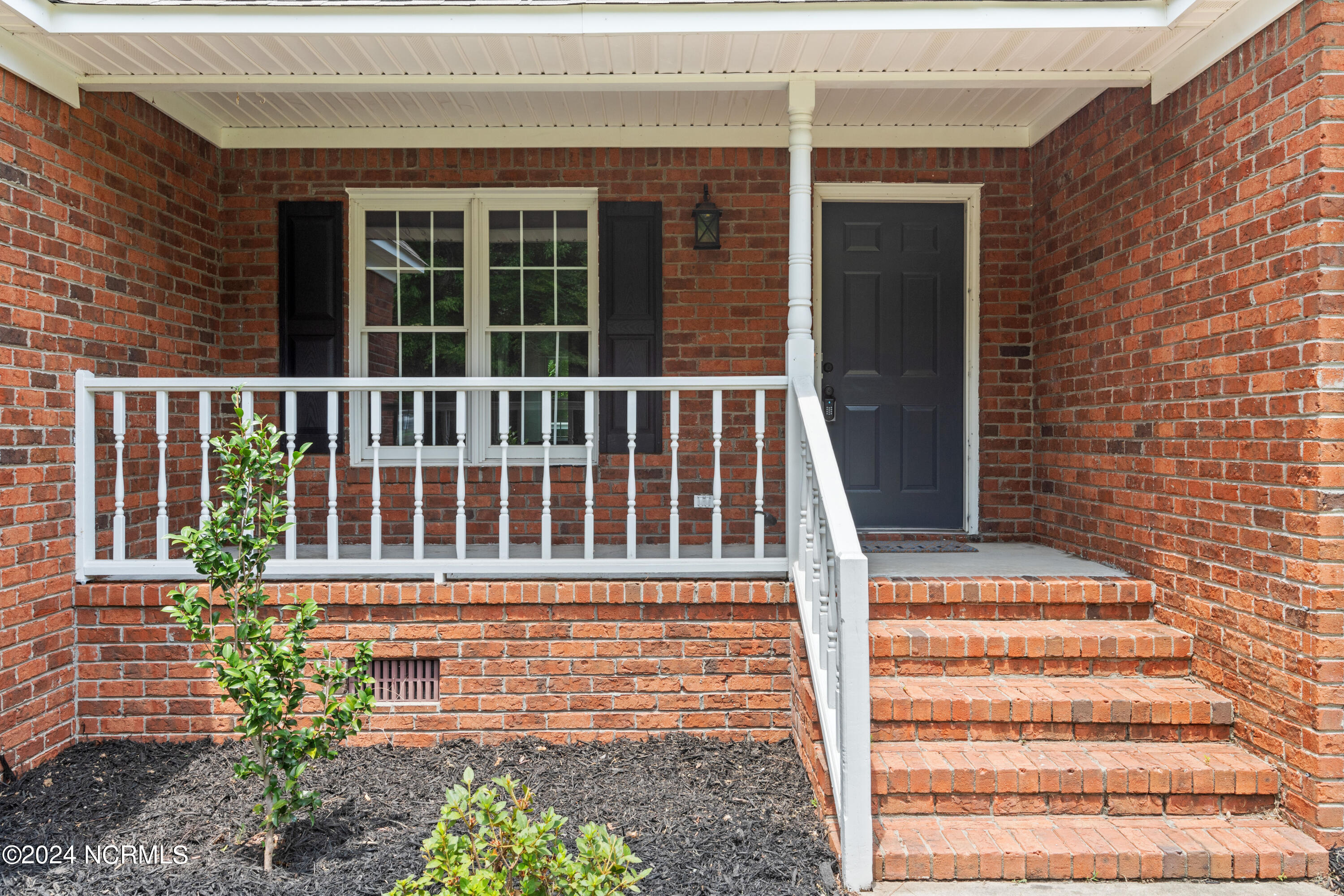 233 Beaufort Road Pollocksville, NC 28573 - Photo 4 of 40 Front Porch