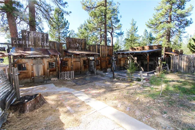 a view of a chairs and table in a backyard