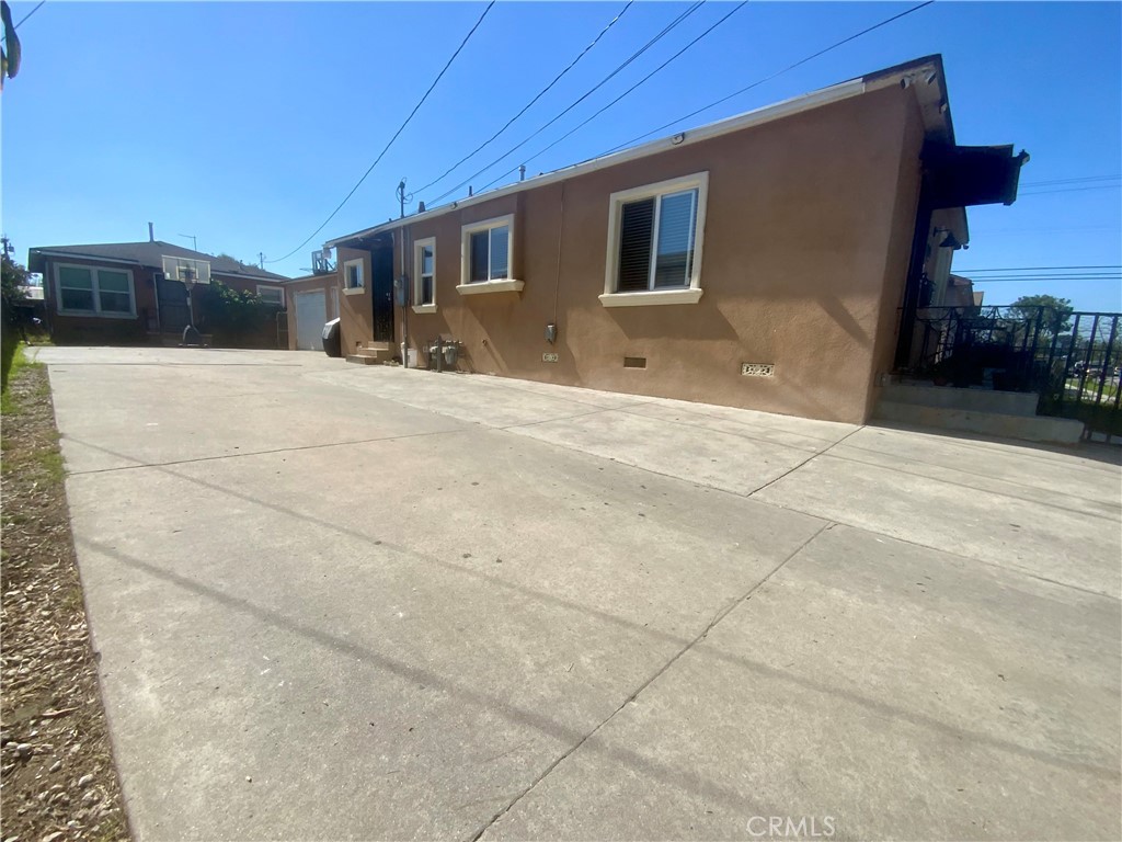 206 East Raymond Street Compton, CA 90220 - Photo 2 of 12 a backyard of a house