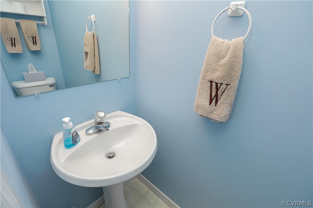 13824 Village Ridge Drive Midlothian, VA 23114 - Photo 20 of 43 a bathroom with a sink and mirror