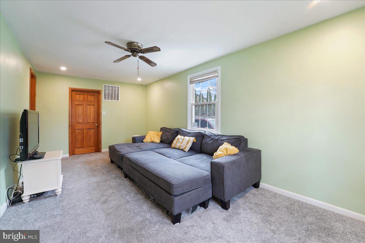 38 Weathervane Road Aston, PA 19014 - Photo 15 of 34 Family Room