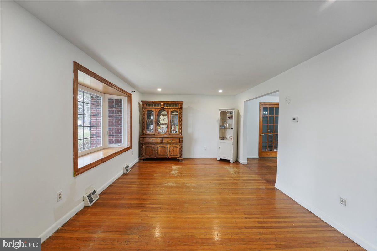 38 Weathervane Road Aston, PA 19014 - Photo 7 of 34 Living Room