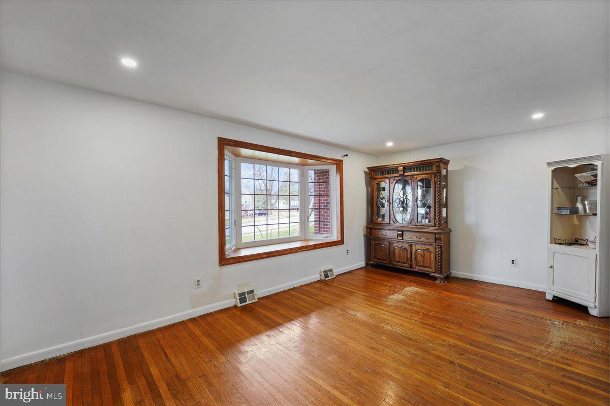 38 Weathervane Road Aston, PA 19014 - Photo 8 of 34 Living Room