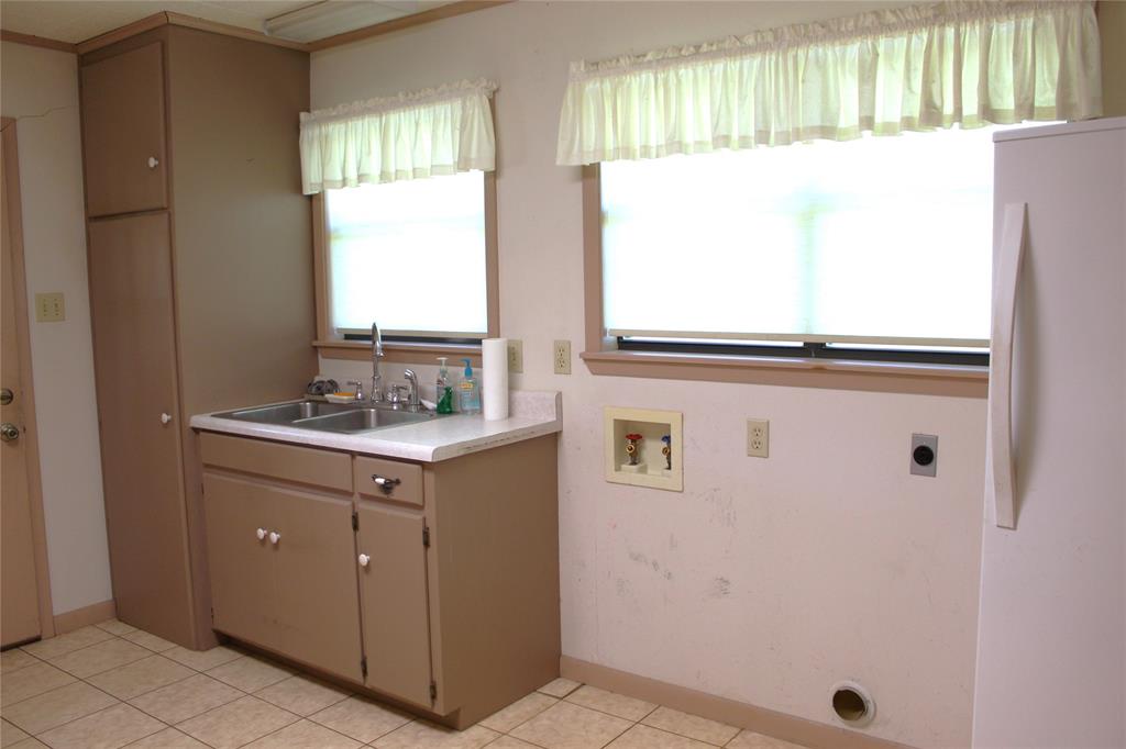 5050 Highway 67, Unit 377N Comanche, TX 76442 - Photo 21 of 30 a bathroom with a sink vanity and a mirror