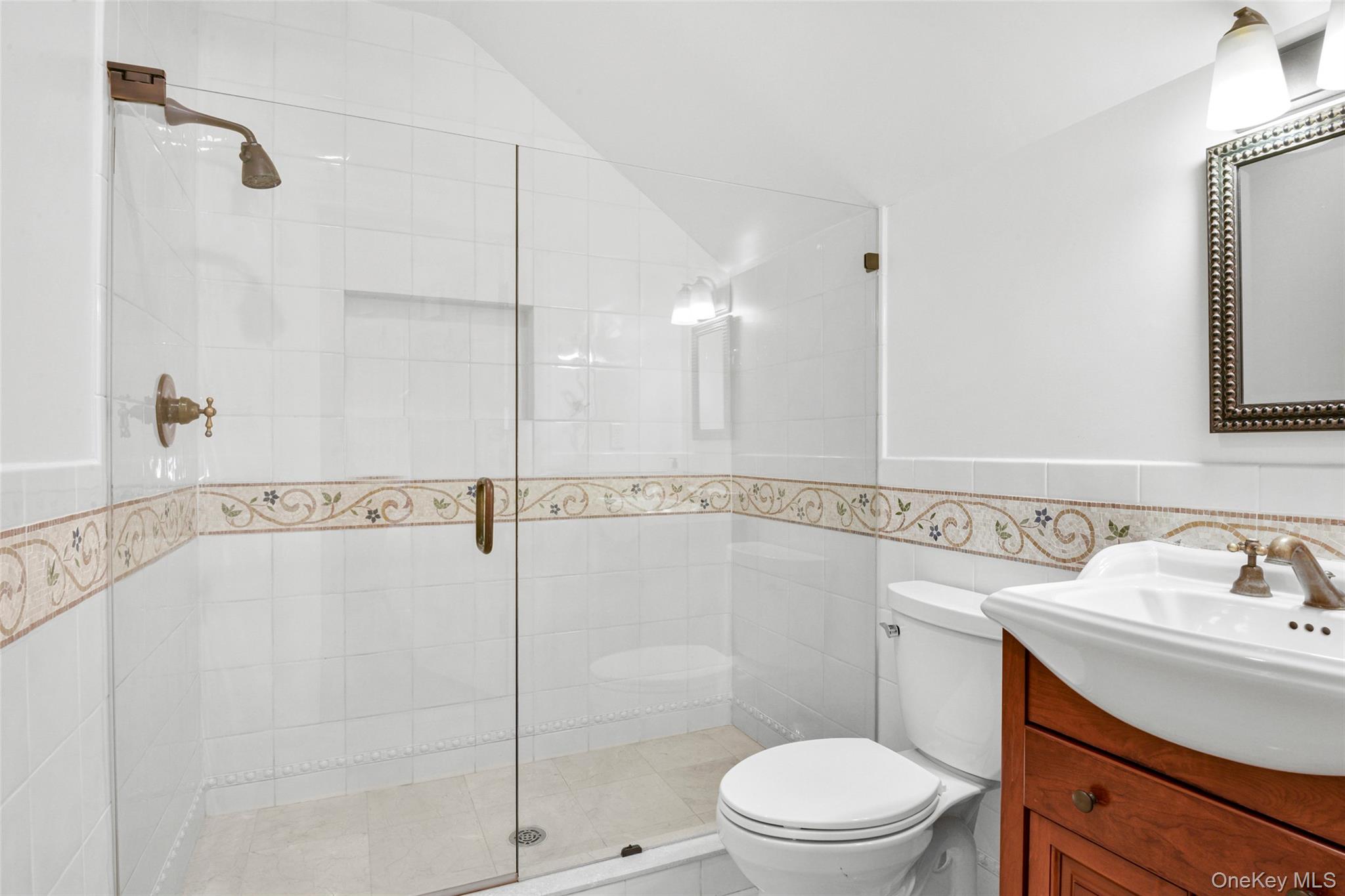 10 Hilltop Road Larchmont, NY 10538 - Photo 23 of 50 Guest en-suite bathroom.