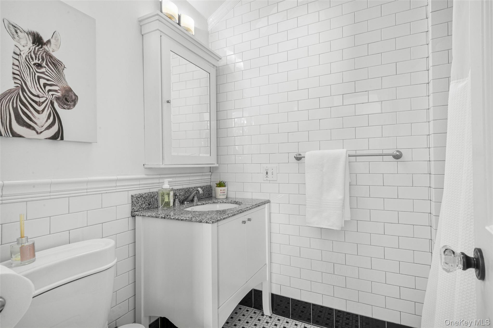 10 Hilltop Road Larchmont, NY 10538 - Photo 30 of 50 En-suite bedroom full bath.