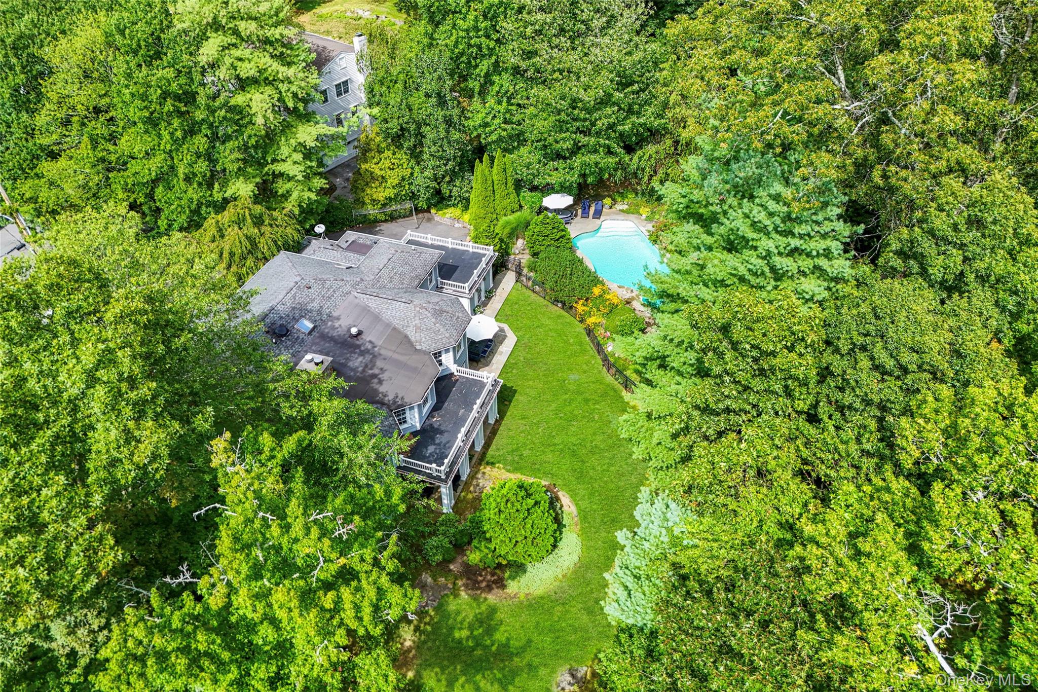 10 Hilltop Road Larchmont, NY 10538 - Photo 46 of 50 Drone / aerial view of yard.