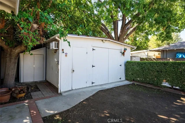 a view of a backyard