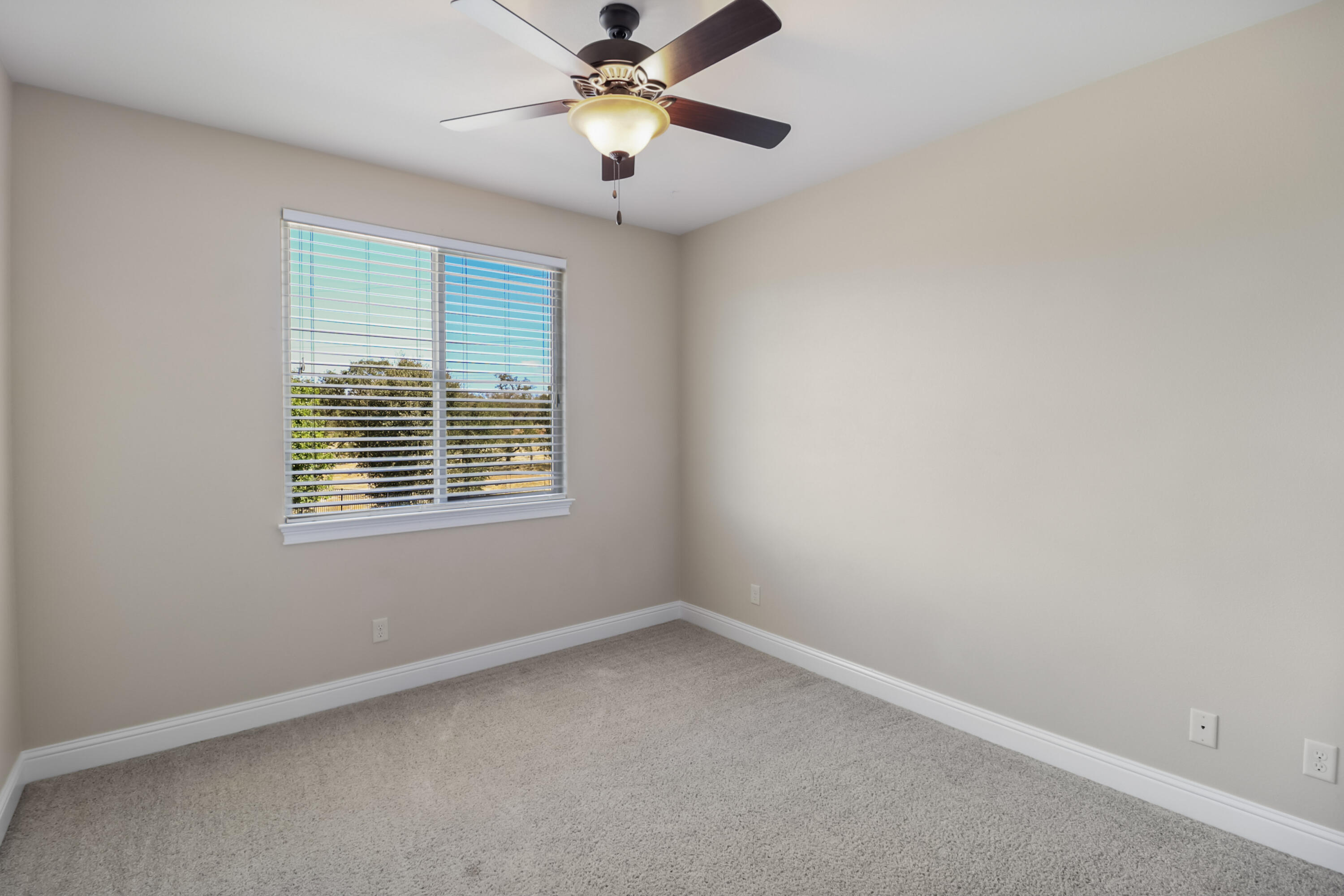 3863 Indian Wells Lane Redding, CA 96002 - Photo 17 of 63 Guest room 1