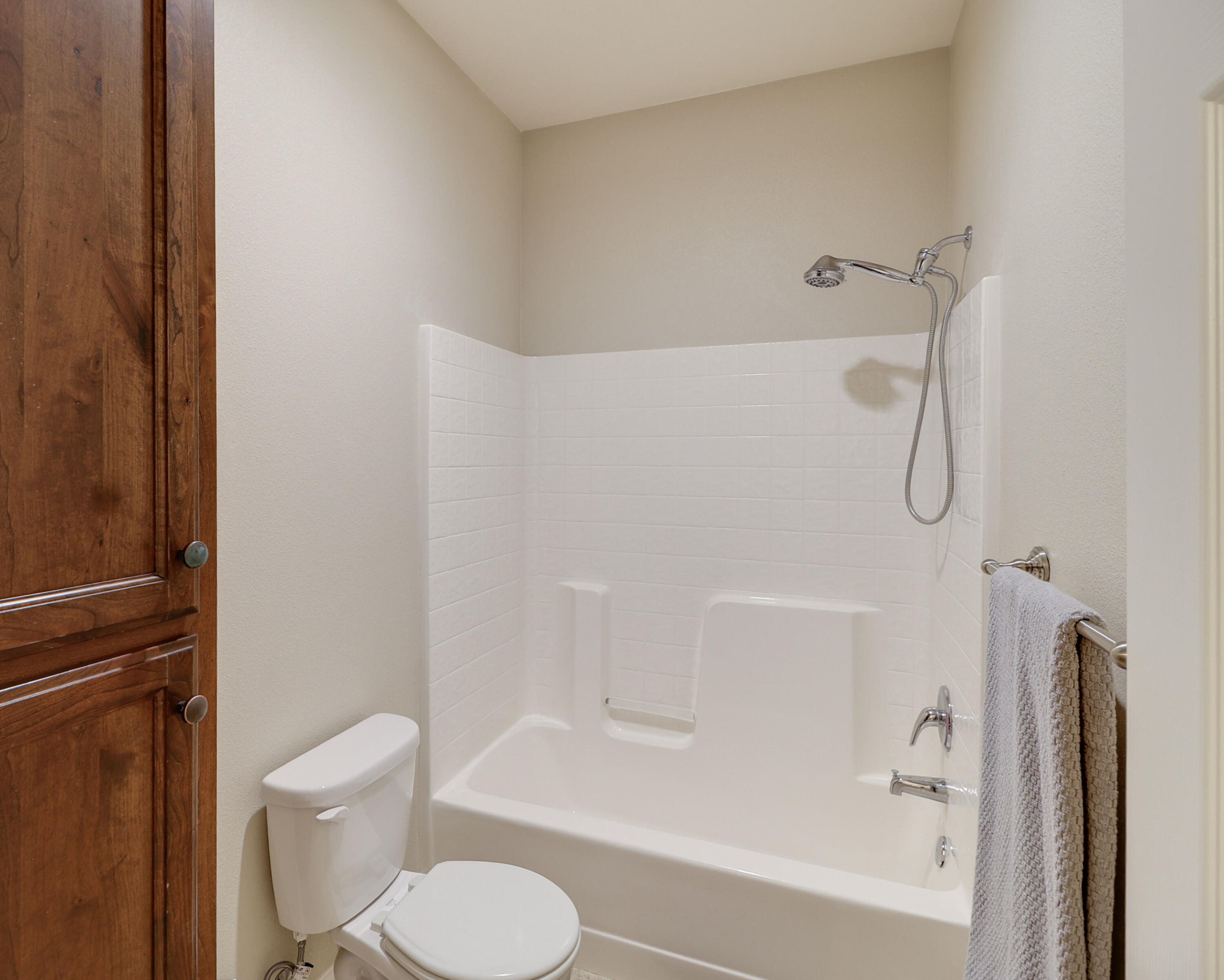 3863 Indian Wells Lane Redding, CA 96002 - Photo 24 of 63 a bathroom with a toilet and a bathtub