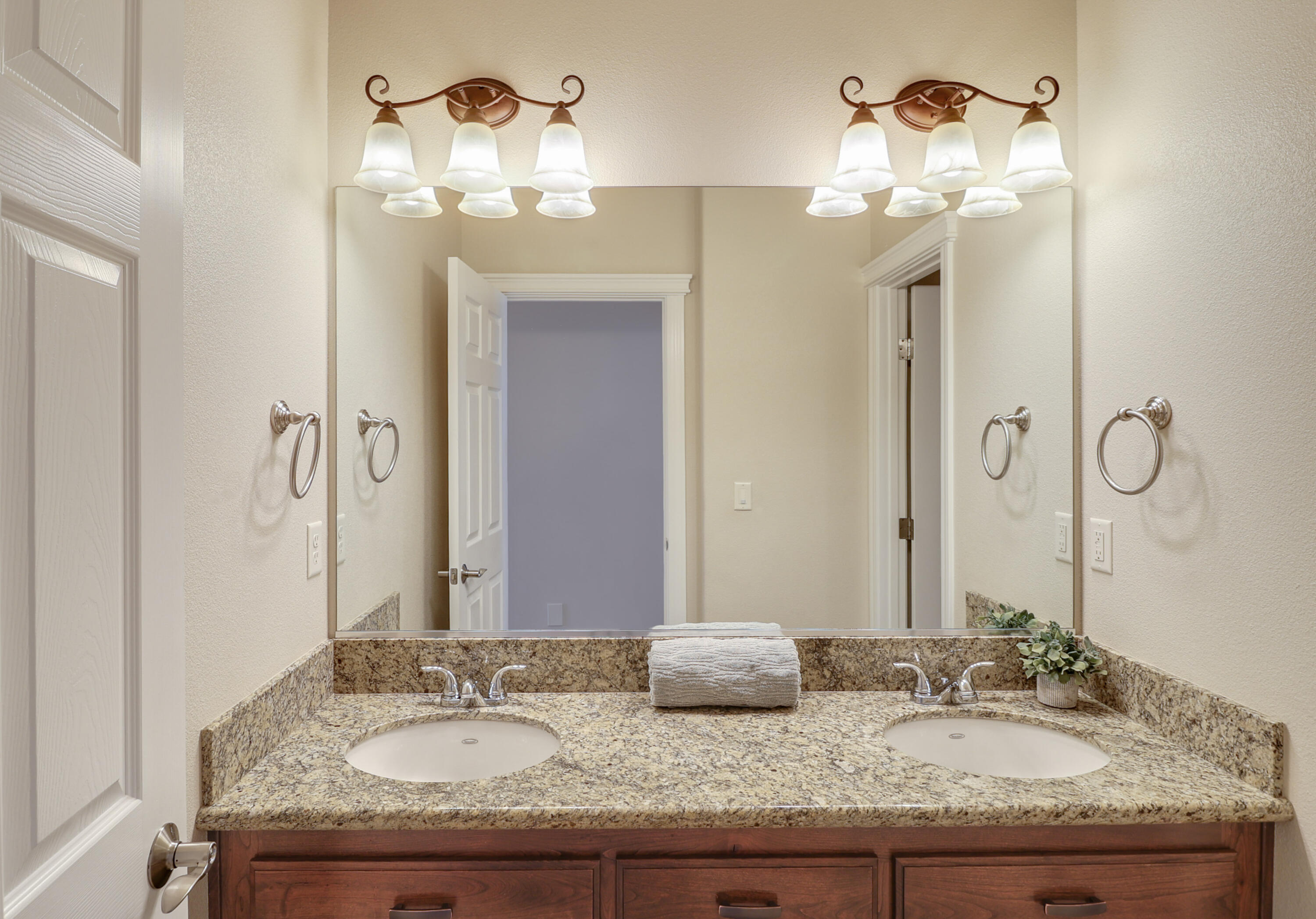 3863 Indian Wells Lane Redding, CA 96002 - Photo 25 of 63 Guest Bathroom