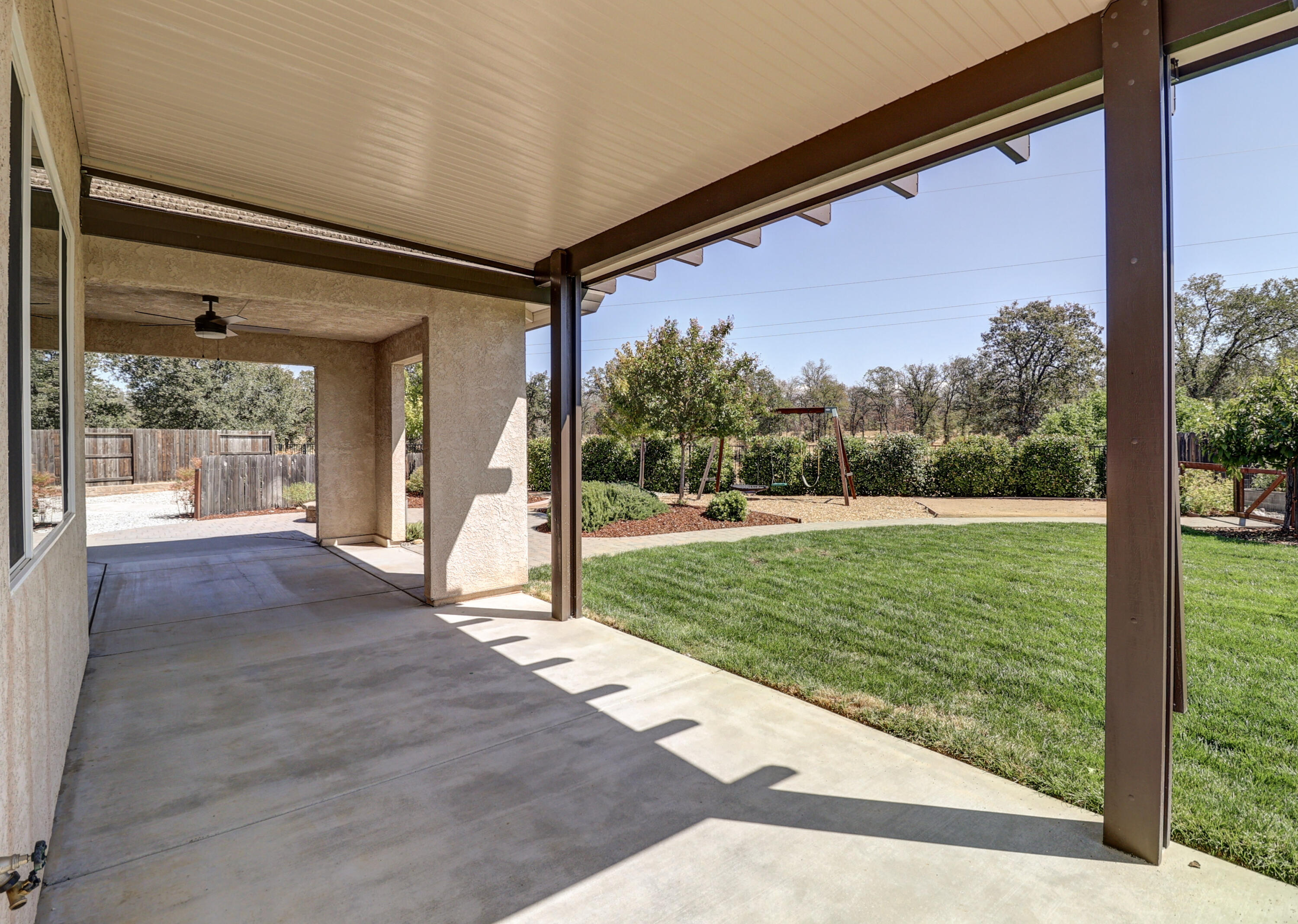 3863 Indian Wells Lane Redding, CA 96002 - Photo 51 of 63 Covered patio