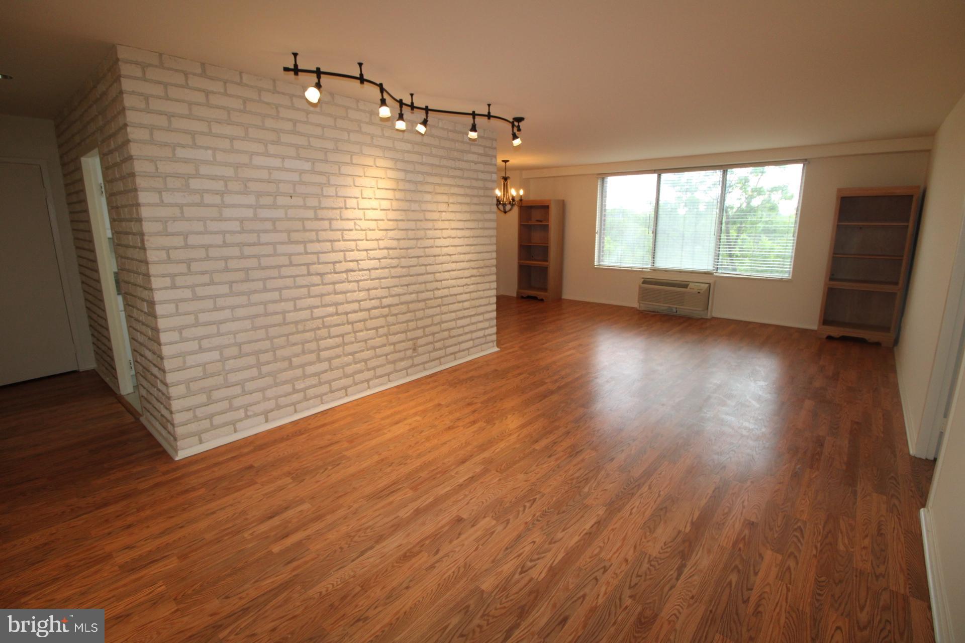 9701 Fields Road, Unit 407 Gaithersburg, MD 20878 - Photo 10 of 29 Living Room
