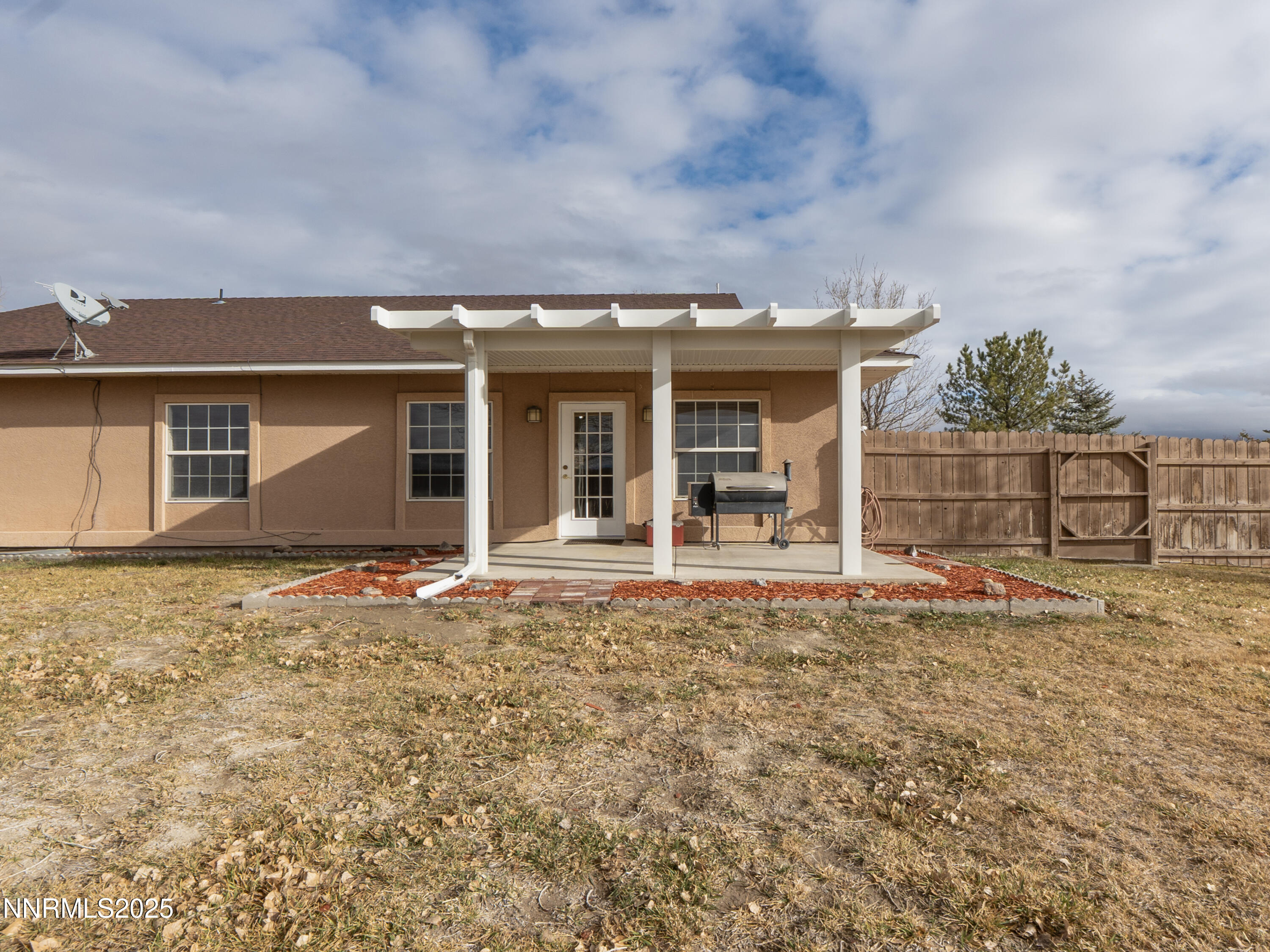 6990 Airport Road Winnemucca, NV 89445 - Photo 35 of 47 front view of a house with a big yard