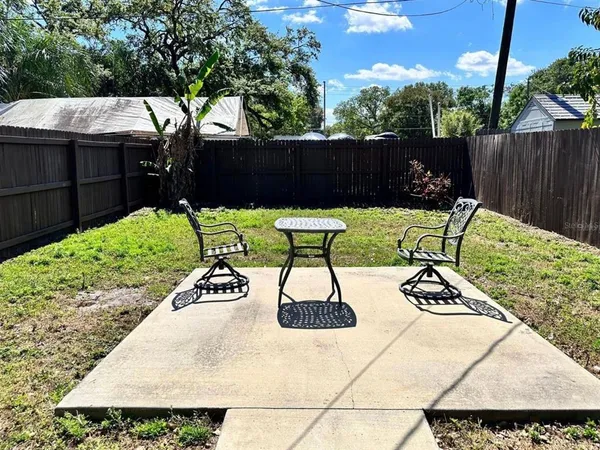 a view of a backyard