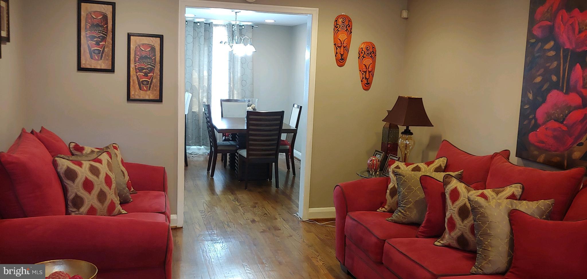 709 South Woodington Road Baltimore, MD 21229 - Photo 6 of 32 Living Room