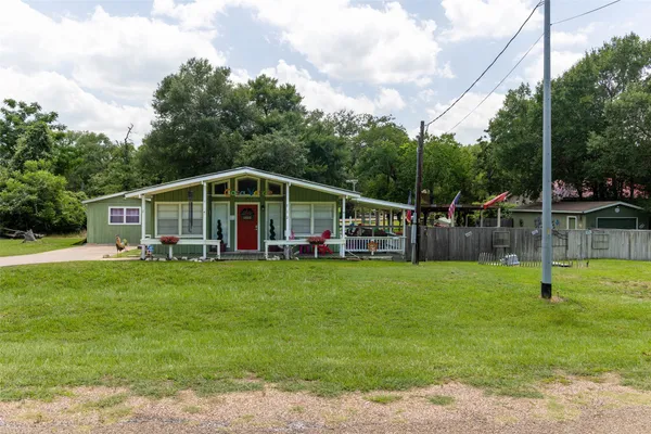 a view of a house with a backyard