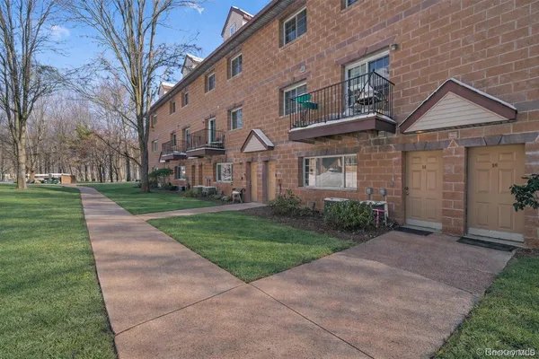 $385,000 | 29 Klint Court, Nanuet, NY 10954