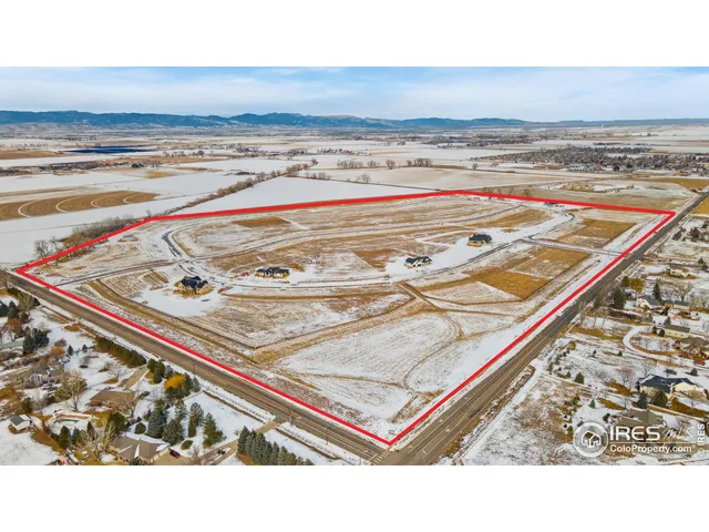 a black and white photo of a living room