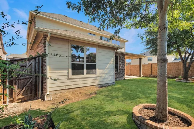 a view of a back yard of the house