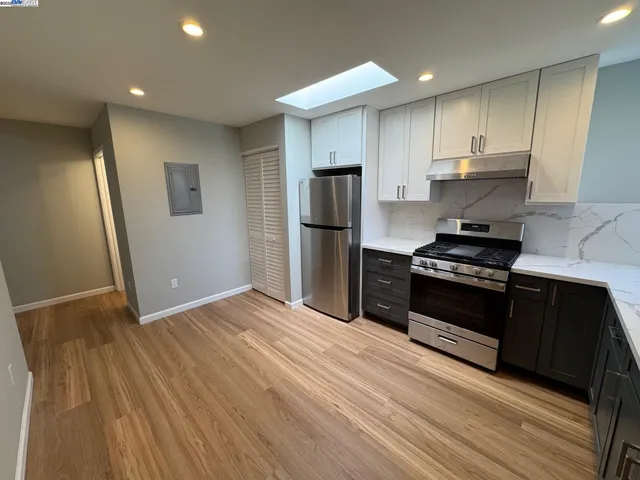 $2,400 | 716 Foothill Boulevard, Oakland, CA 94606