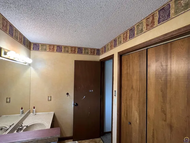 $389,900 | 3236 Southeast Shawnee Heights Road, Tecumseh, KS 66542