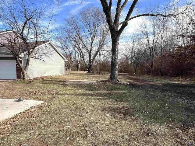 $389,900 | 3236 Southeast Shawnee Heights Road, Tecumseh, KS 66542