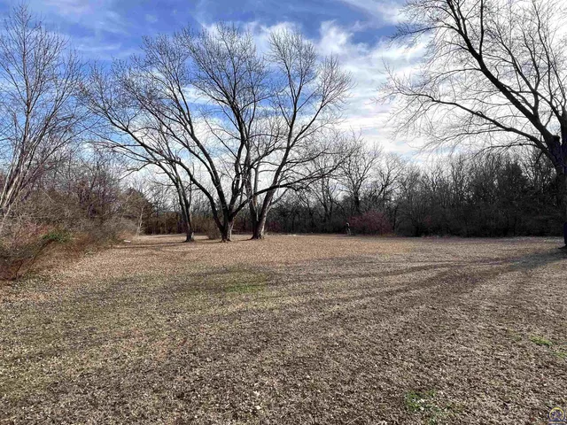 $389,900 | 3236 Southeast Shawnee Heights Road, Tecumseh, KS 66542