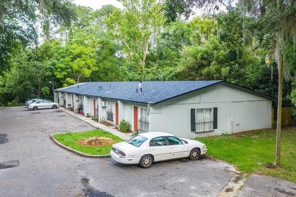 $1,000 | 409 Northeast 11th Street, Gainesville, FL 32601