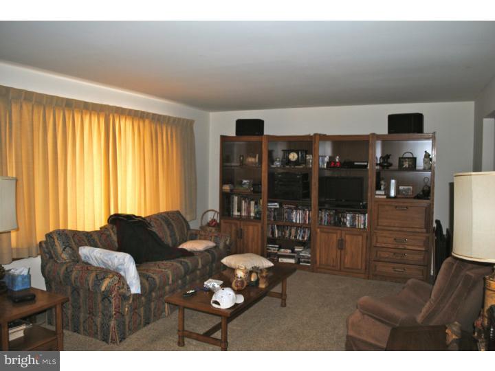 18 Spruce Road Burlington, NJ 08016 - Photo 2 of 5