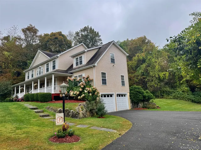 a view of a house with a yard and garage