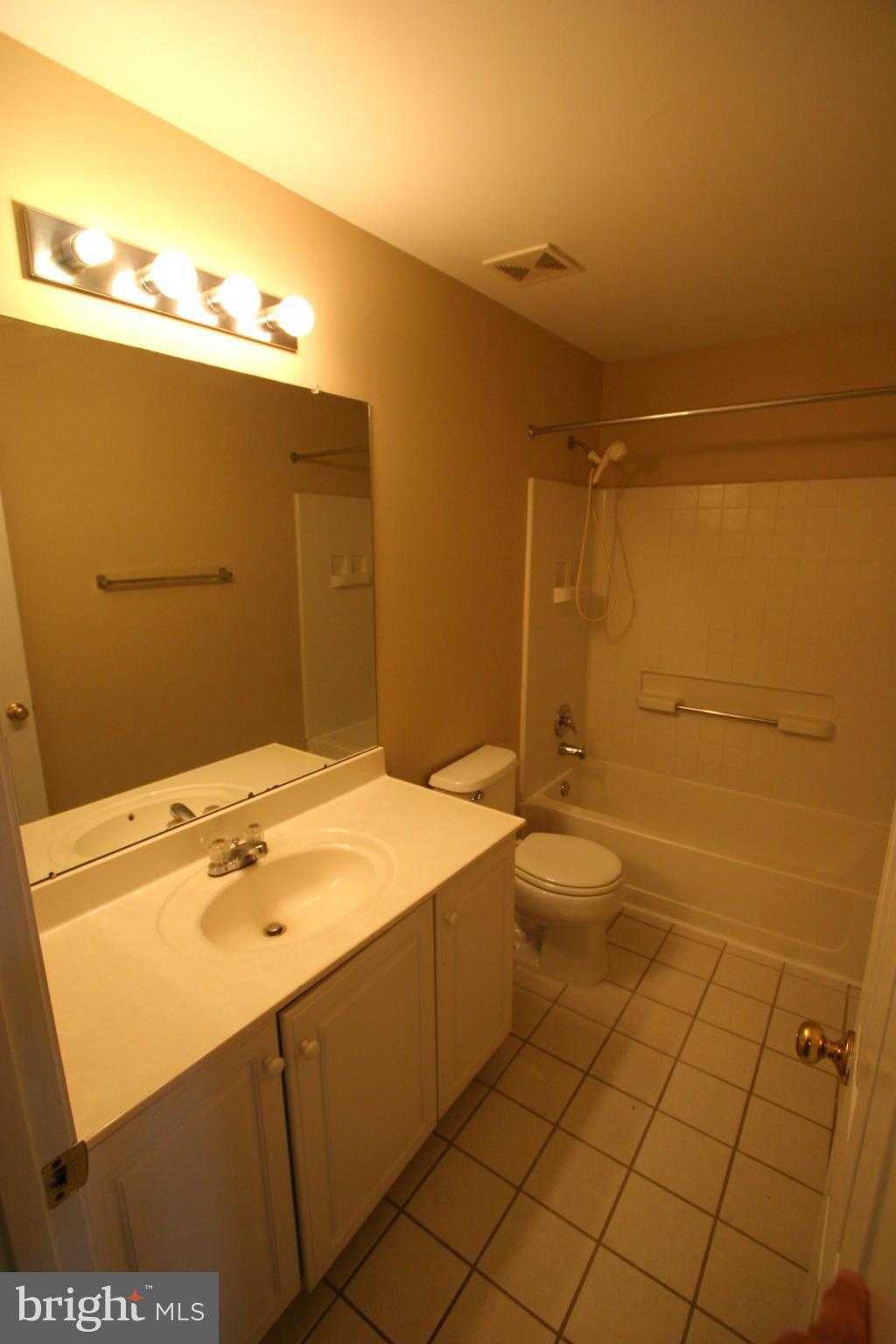 662 Howards Loop, Unit 25 Annapolis, MD 21401 - Photo 22 of 26 Bath