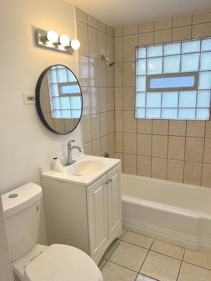 3101 Emery Lane Robbins, IL 60472 - Photo 18 of 22 a bathroom with a sink a toilet and a bathtub