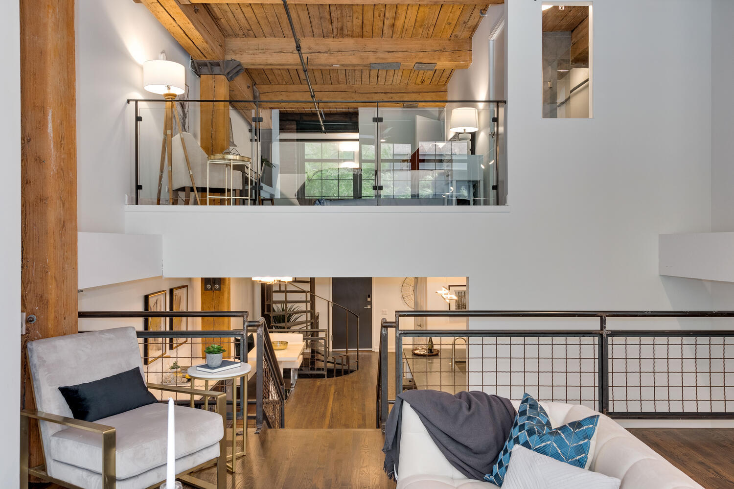 1000 West Washington Boulevard, Unit 148 Chicago, IL 60607 - Photo 14 of 29 a balcony with table and chairs