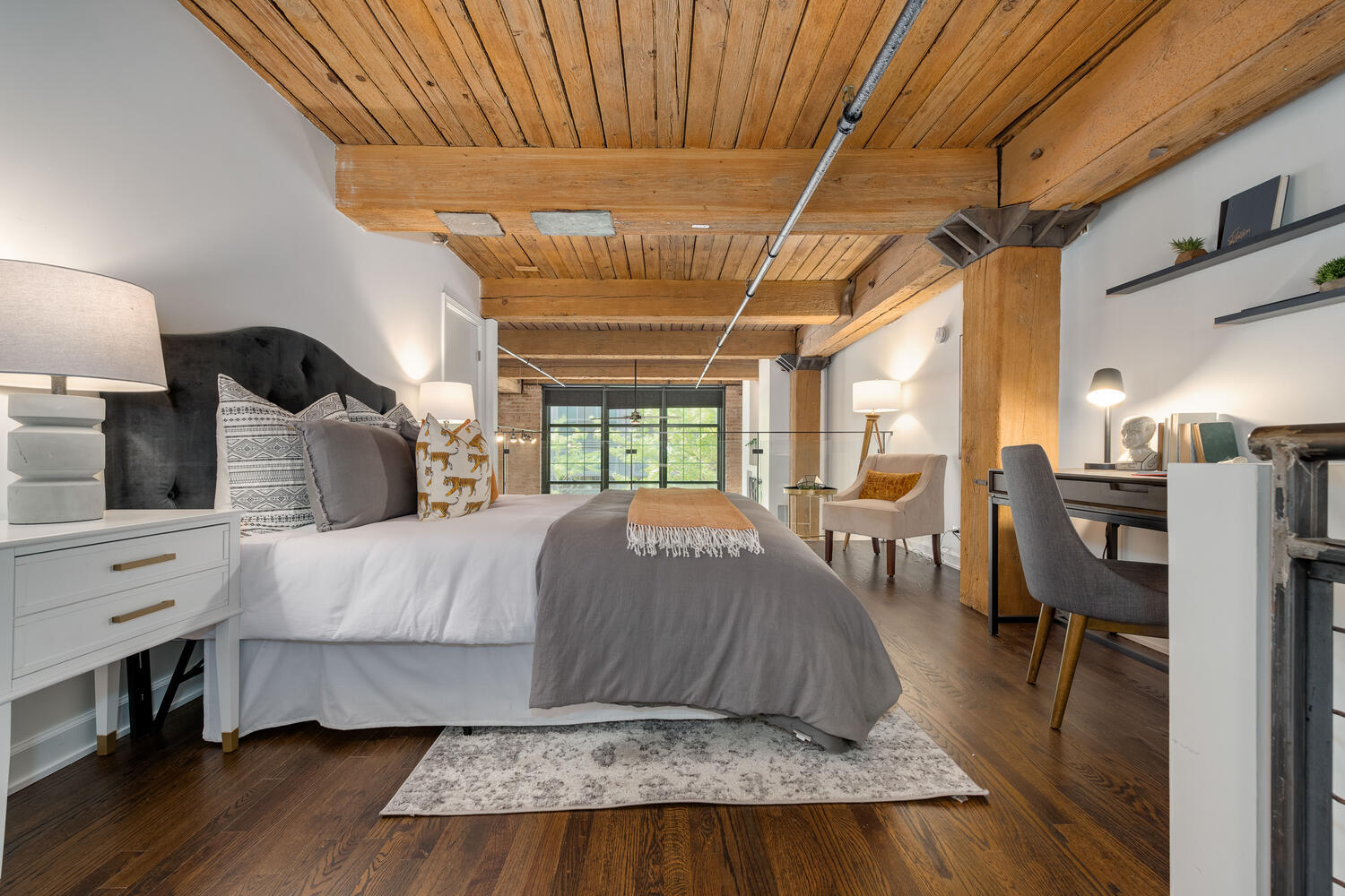 1000 West Washington Boulevard, Unit 148 Chicago, IL 60607 - Photo 15 of 29 a spacious bedroom with a bed and a table