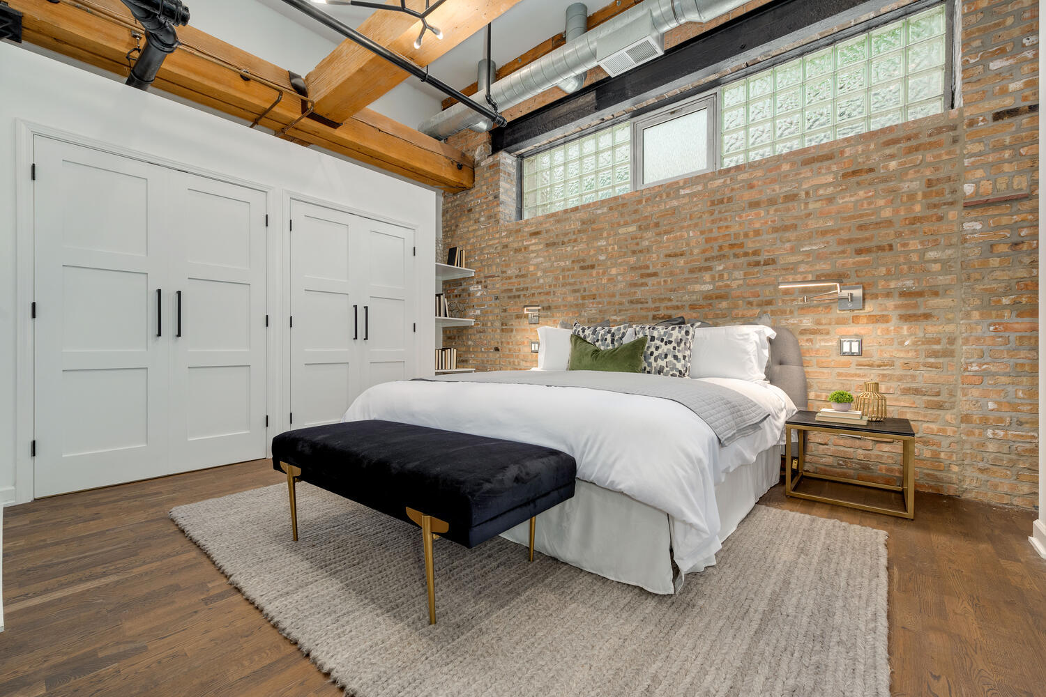 1000 West Washington Boulevard, Unit 148 Chicago, IL 60607 - Photo 22 of 29 a spacious bedroom with a bed and wooden floor