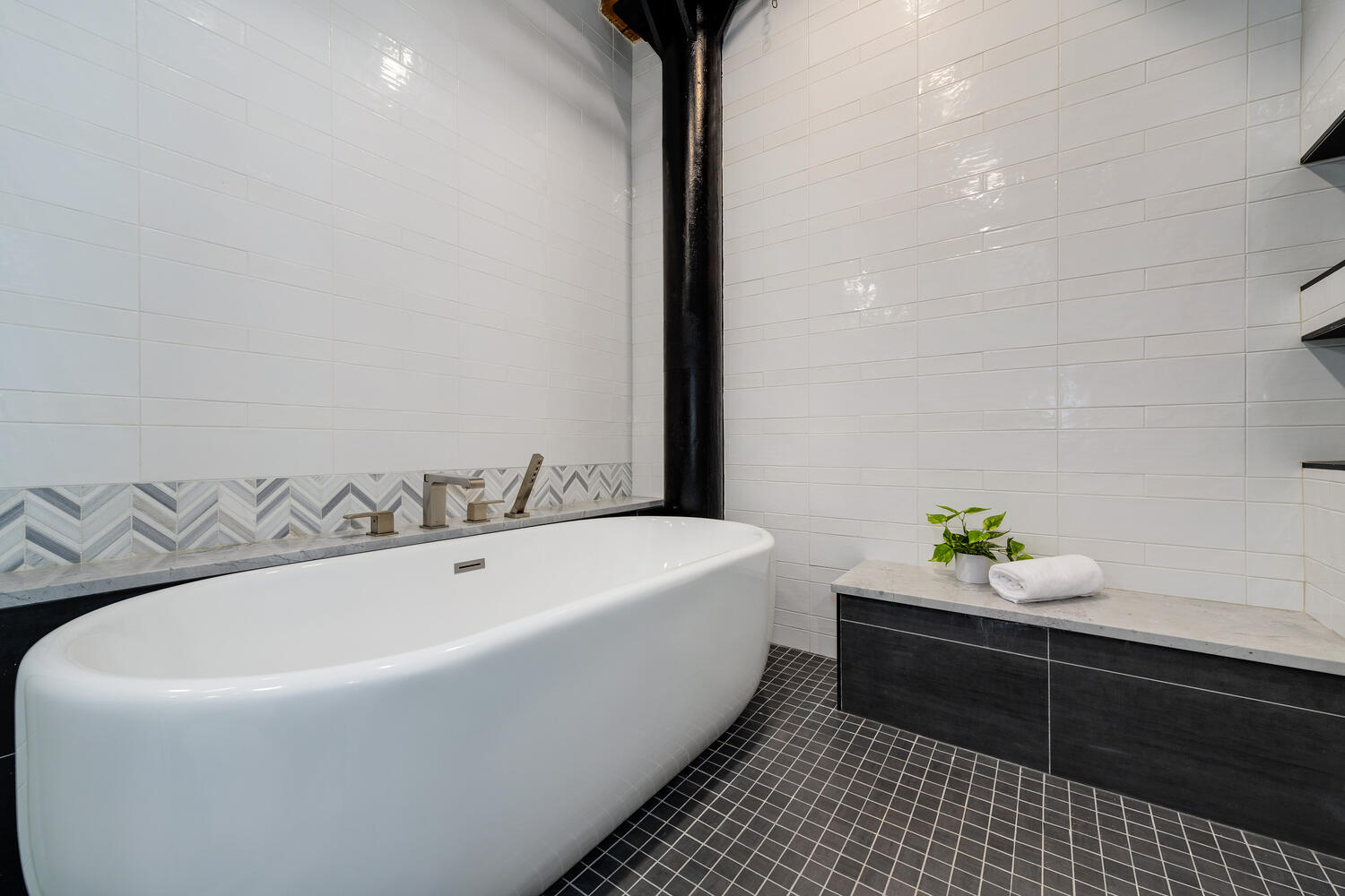 1000 West Washington Boulevard, Unit 148 Chicago, IL 60607 - Photo 26 of 29 a bathroom with a bathtub