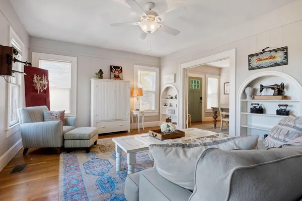 $689,500 | 1025 Lakeshore Drive, Spicewood, TX 78669
