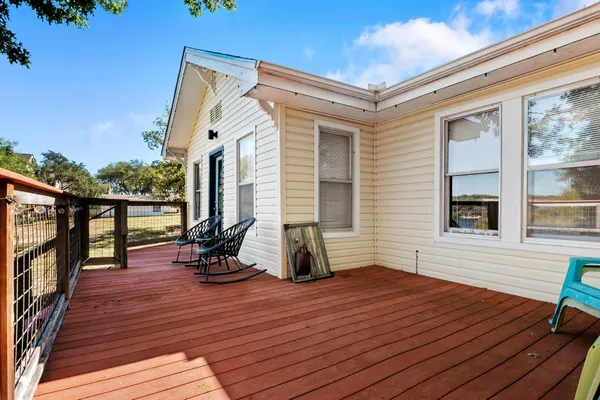 $689,500 | 1025 Lakeshore Drive, Spicewood, TX 78669