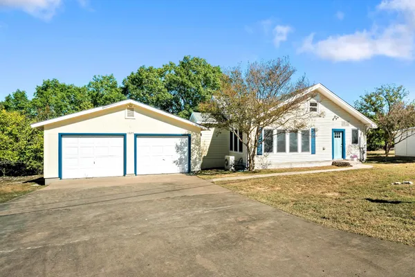 $689,500 | 1025 Lakeshore Drive, Spicewood, TX 78669