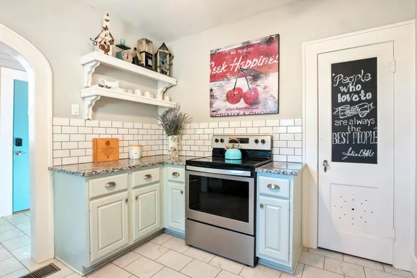 $689,500 | 1025 Lakeshore Drive, Spicewood, TX 78669