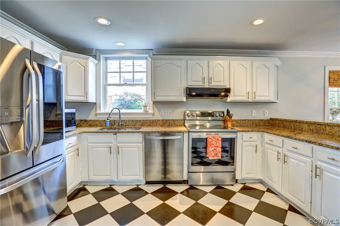 903 Baldwin Road Henrico, VA 23229 - Photo 15 of 46 a kitchen with stainless steel appliances a stove a sink and a refrigerator