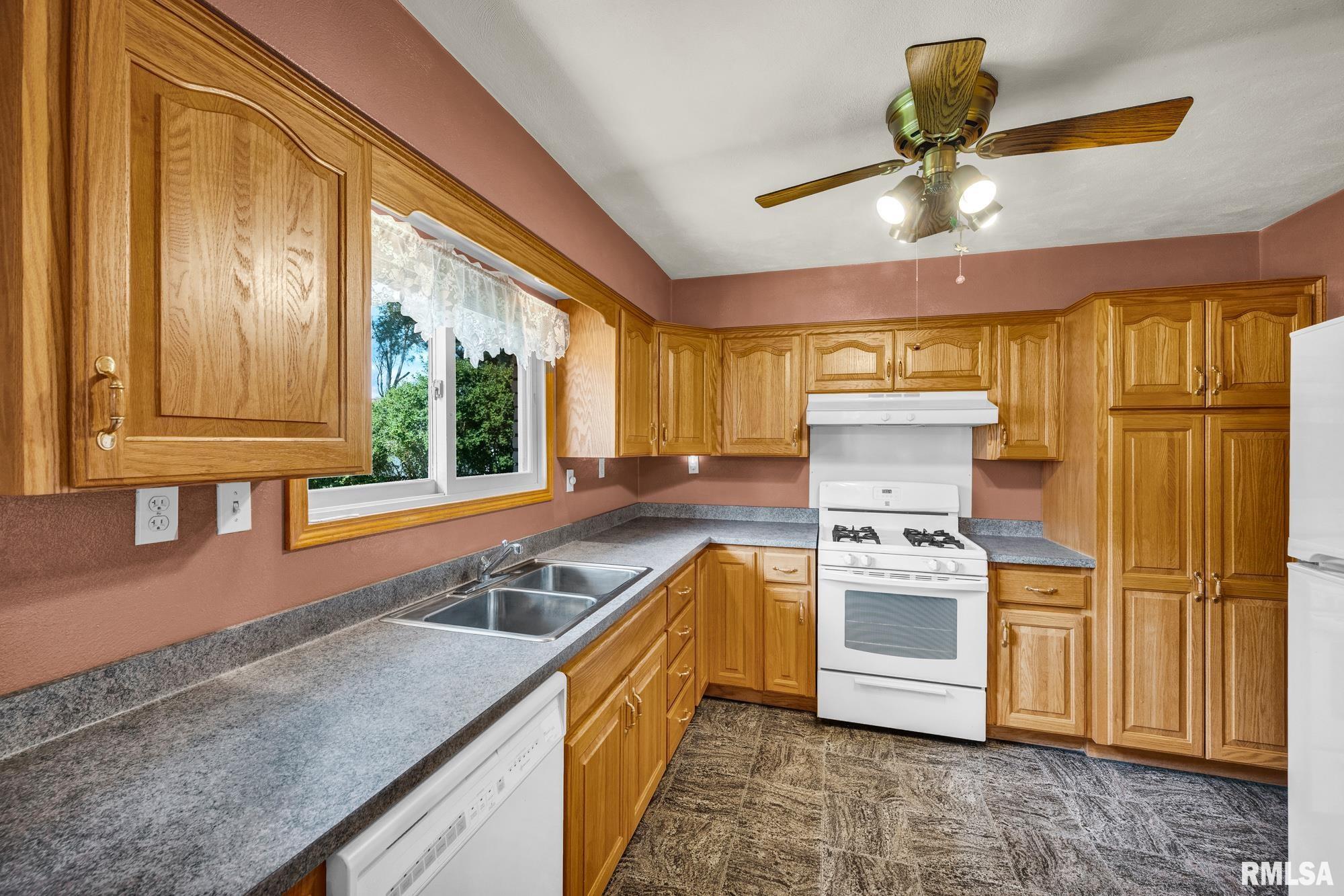 2008 Lighter Street Pekin, IL 61554 - Photo 9 of 27