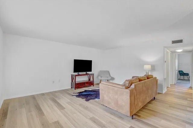 $1,800 | 350 79th Avenue North, Unit 204, St. Petersburg, FL 33702